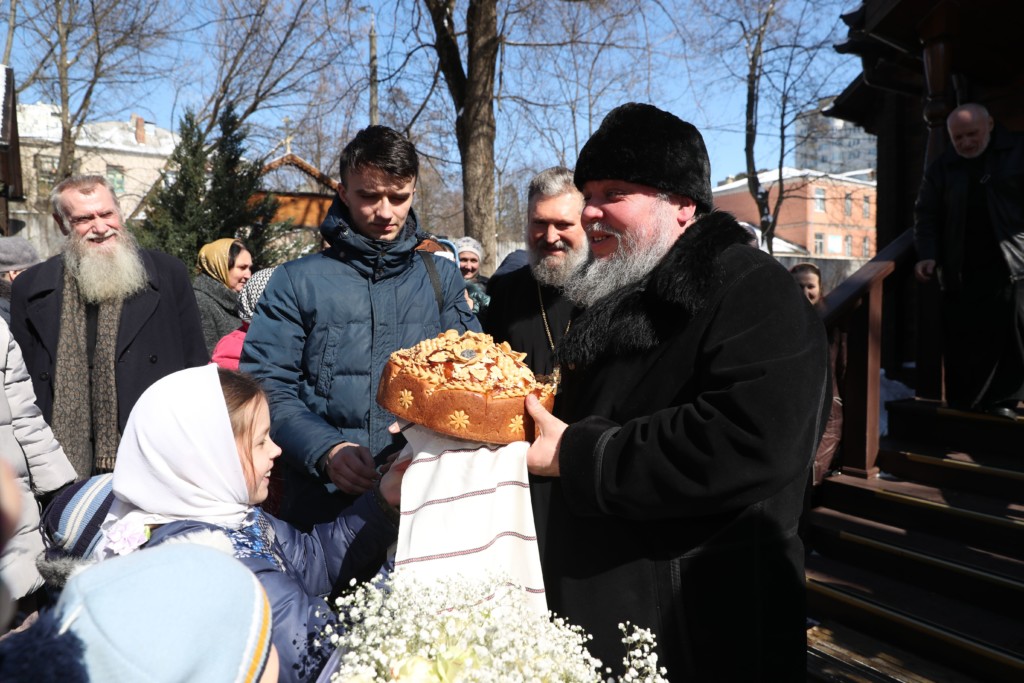 Храм 40 севастийских. Храм 40 Севастийских мучеников в Саратове. Храм сорока Севастийских мучеников отец Максим. 40 Мучеников Печоры дьякон кадит. Краснодар новый храм 40 мучеников Севастийских.